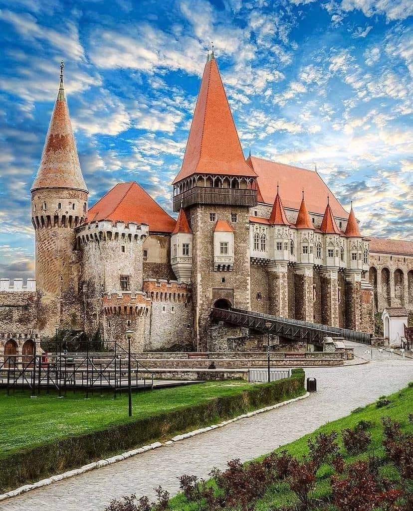 corvin-castle-real-CZaw8N7y.jpg